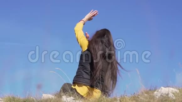 年轻女子在山上跳着冥想舞蹈健身运动瑜伽视频的预览图