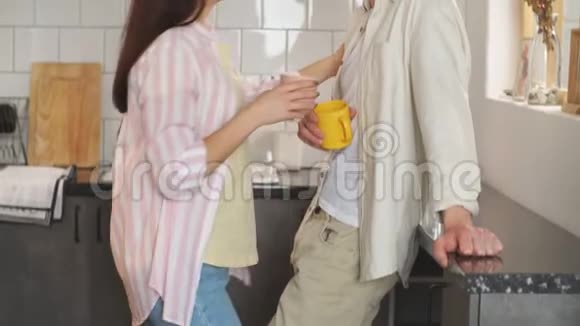 夫妻在厨房里聊天喝茶视频的预览图