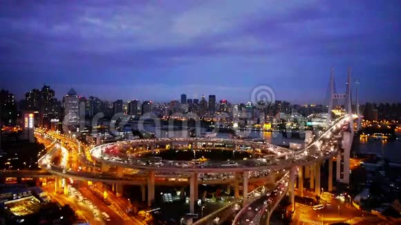 夜间上海立交桥交通的鸟瞰图城市蓝色天际线时间流逝视频的预览图