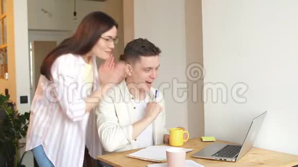 幸福的家庭使用电脑妻子拍手庆祝成功视频的预览图