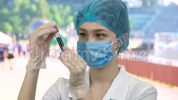 带血试验胶囊的护士医生画像视频的预览图