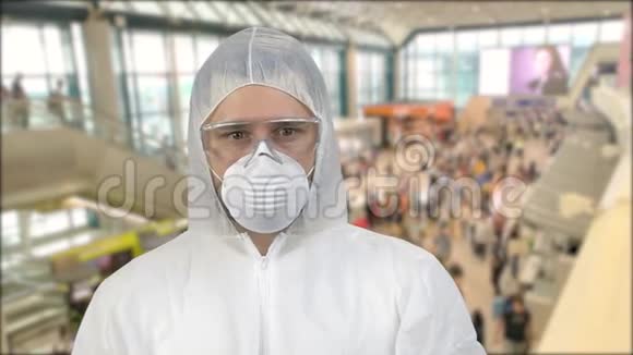 戴白色防护外套和呼吸面罩的人的肖像视频的预览图