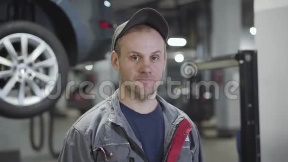 站在汽车修理店的成年白种人男装特写肖像严肃的维修工程师视频的预览图
