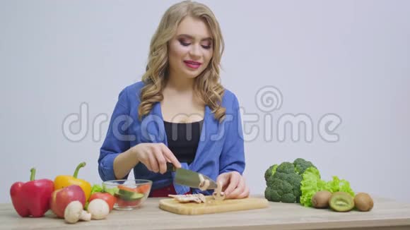 健康饮食的概念女人切新鲜蔬菜做沙拉视频的预览图