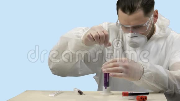 科学家在试管中搅拌紫色的水视频的预览图
