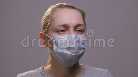 特写一个女人脸戴着医疗面具那个女人咳嗽视频的预览图