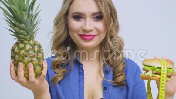 健康饮食理念黄胶带汉堡和成熟菠萝视频的预览图