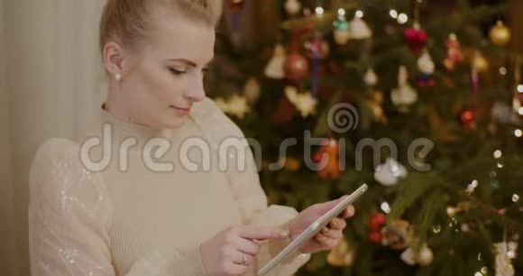 圣诞节期间使用数码平板电脑和网上购物的女人视频的预览图