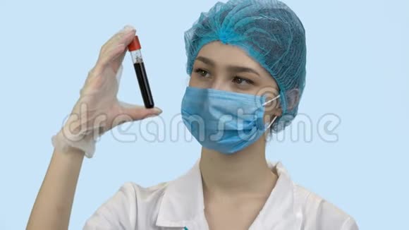 医生戴防护面罩持血试验胶囊视频的预览图