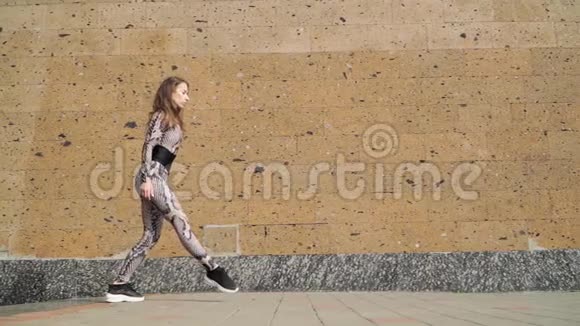 运动女孩体操运动员与踏步伸展她让跑步跳成分裂穿着她的紧身连衣裙眼镜蛇视频的预览图