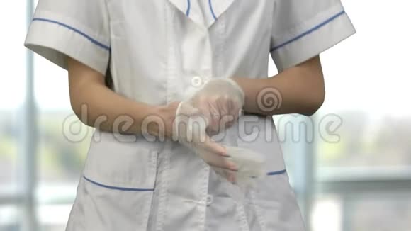 合上女医生戴上橡胶手套视频的预览图