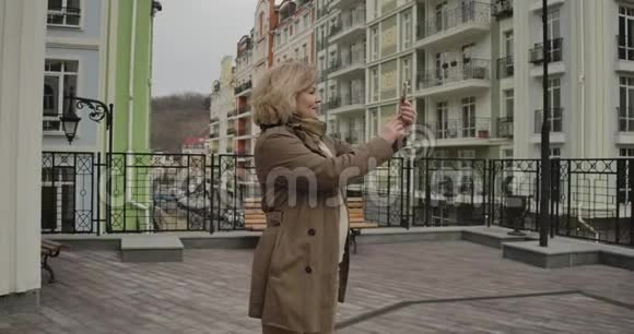 积极的高级白种人妇女在户外自拍相机挥手和交谈快乐的退休者享受秋日视频的预览图