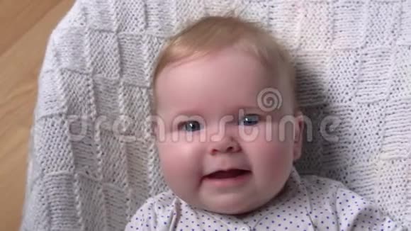 一个月大的蓝眼睛小宝宝在一条白色毯子上视频的预览图