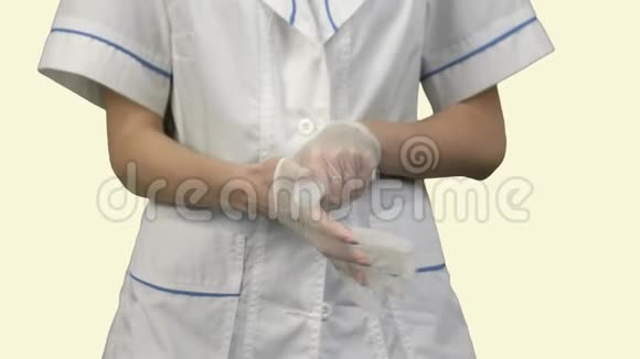 女医生拉起橡胶手套把它们戴上视频的预览图