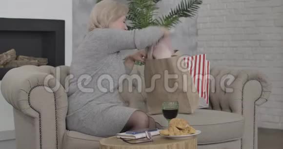 快乐富有的高级女人在家里试穿新的优雅围巾积极的中年富裕退休人员的肖像视频的预览图