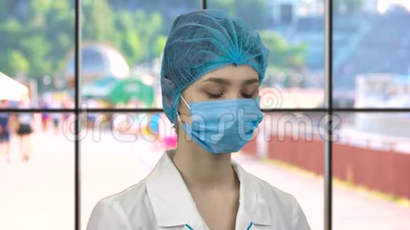 年轻护士用注射器装满药瓶里的药视频的预览图