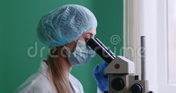 实验室用显微镜研究样本的女科学家视频的预览图