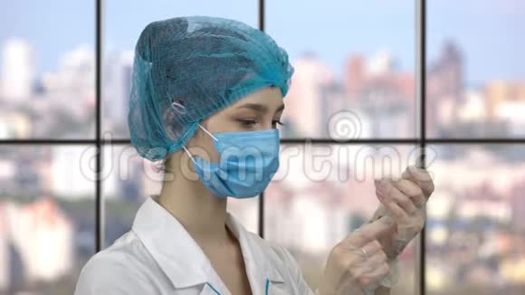 护士医生用注射器装满药瓶里的药视频的预览图