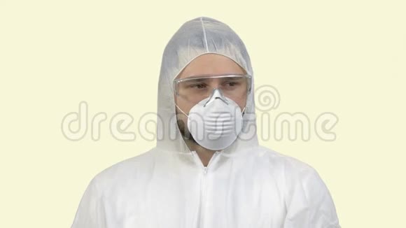 一个戴着抗病毒呼吸面罩的男人惊恐不安的样子视频的预览图