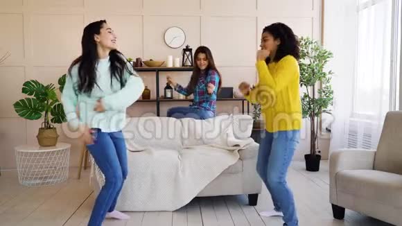 不同的朋友在家聚会跳舞视频的预览图