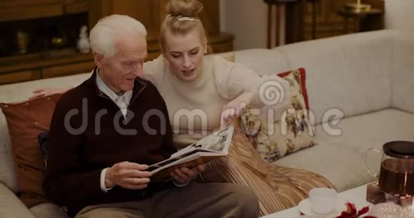 孙女和爷爷看相册视频的预览图