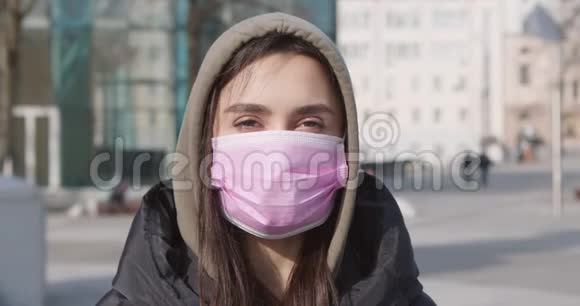 一位戴防护面具的年轻旅游妇女的肖像视频的预览图