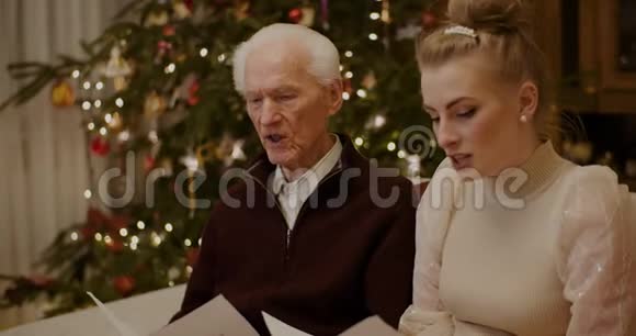 祖父和孙女卡罗琳在家视频的预览图