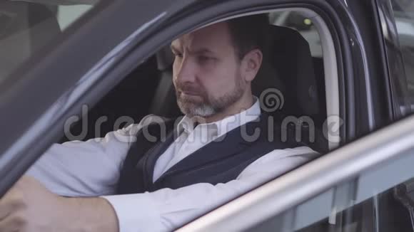 白种人成年男子坐在司机座位上修理后检查他的车成功的商人视频的预览图