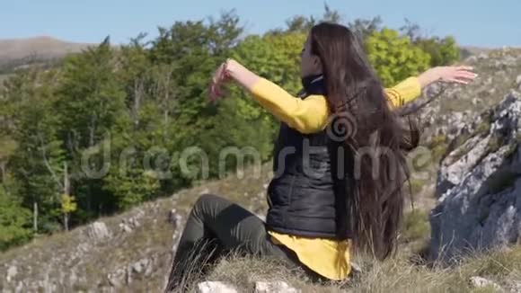 年轻女子在山上跳着冥想舞蹈健身运动瑜伽视频的预览图