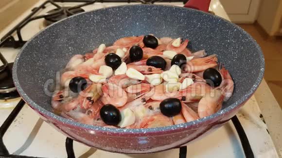 煎锅里有橄榄的虾视频的预览图