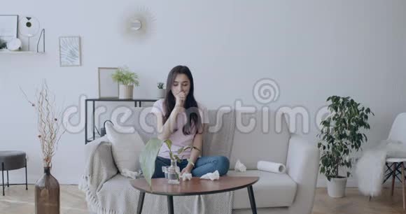 女青年在家咳嗽后饮水视频的预览图