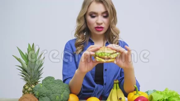 健康饮食的概念一个女人拿着一个有害的汉堡视频的预览图
