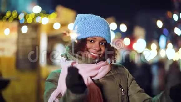 快乐的黑人女孩在圣诞庆典上与火花舞视频的预览图