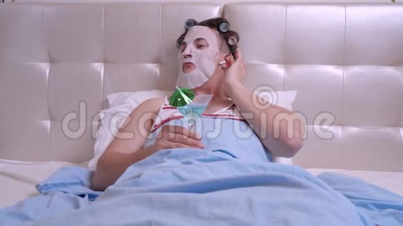 带着化妆面具的男人可以做水疗拿着鸡尾酒做任何表情视频的预览图