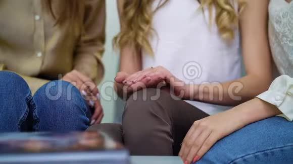 向女性朋友展示钻石订婚戒指的年轻女孩视频的预览图