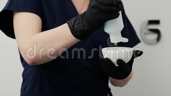 在手术前将女士型凝胶放入激光脱毛板中视频的预览图