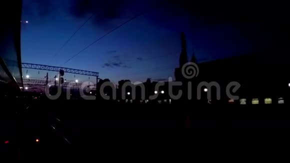夜间火车站视频的预览图