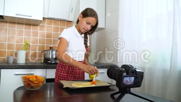 年轻女孩美食博主在线烹饪杏派视频的预览图