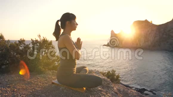 年轻女子在悬崖做瑜伽视频的预览图