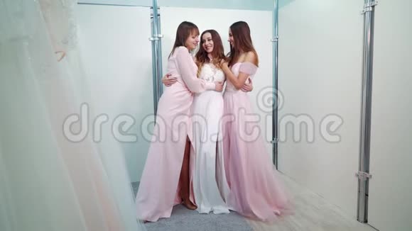 喜色新娘在婚礼沙龙拥抱伴娘视频的预览图