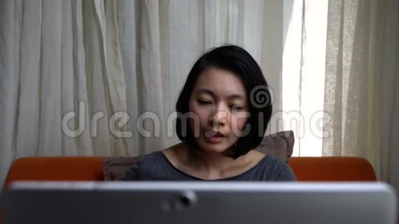 商务女性在家里办公室看电脑视频的预览图