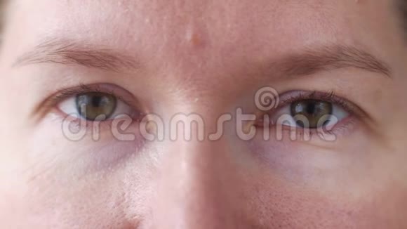 成年女性绿色眼睛的宏观镜头视频的预览图