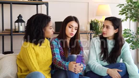 让多种族的女孩坐在家里讨论问题视频的预览图