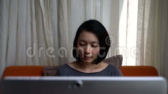 商务女性在家里办公室看电脑视频的预览图
