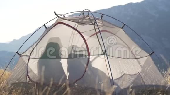 快乐旅行者单身母亲和孩子在旅行帐篷里玩耍视频的预览图