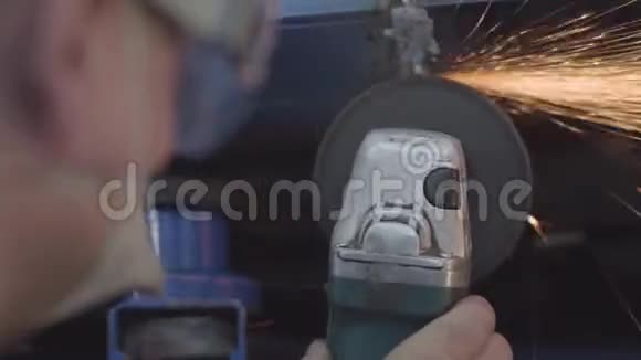 用金属磨床对无法辨认的白种人进行特写专业汽车修理工在汽车修理厂工作视频的预览图
