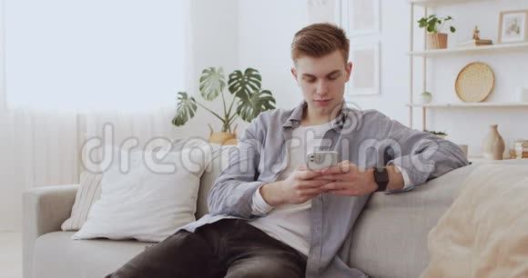 千禧一代在家和朋友用手机聊天视频的预览图
