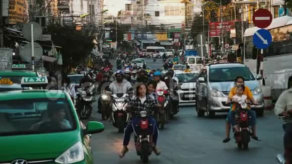 越南公路上繁忙的交通视频的预览图