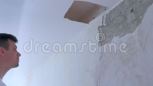 工人拆除拉伸悬挂天花板切割使用刀视频的预览图
