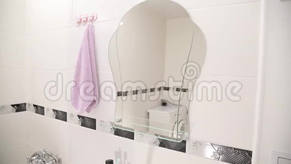 熟睡的女孩洗着白色的澡走到镜子前擦着脸特写焦点视频的预览图